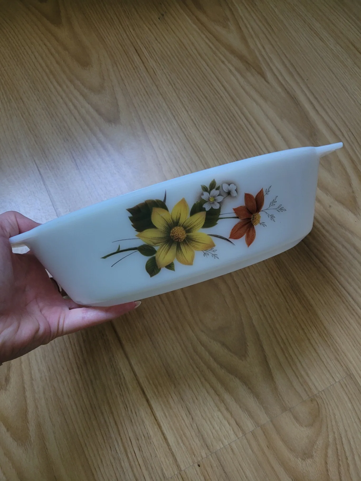 Vintage JAJ Pyrex opālstikla cepamtrauks ar ziedu motīvu Ražots Anglijā