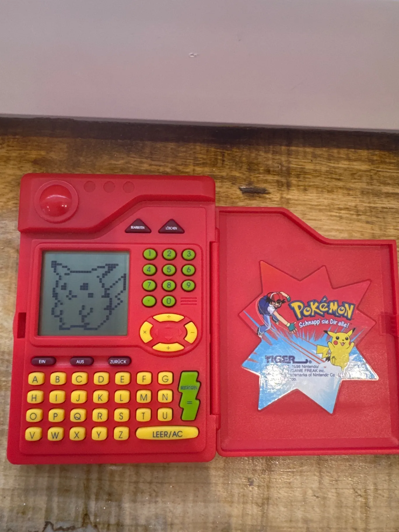 Retro Pokémon elektroniskā spēle - mācieties un izklaidējieties!