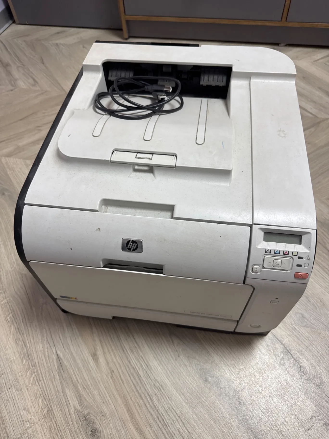 Uzticams HP Krāsu Lāzera Printeris - Ideāls Birojam un Mājām!