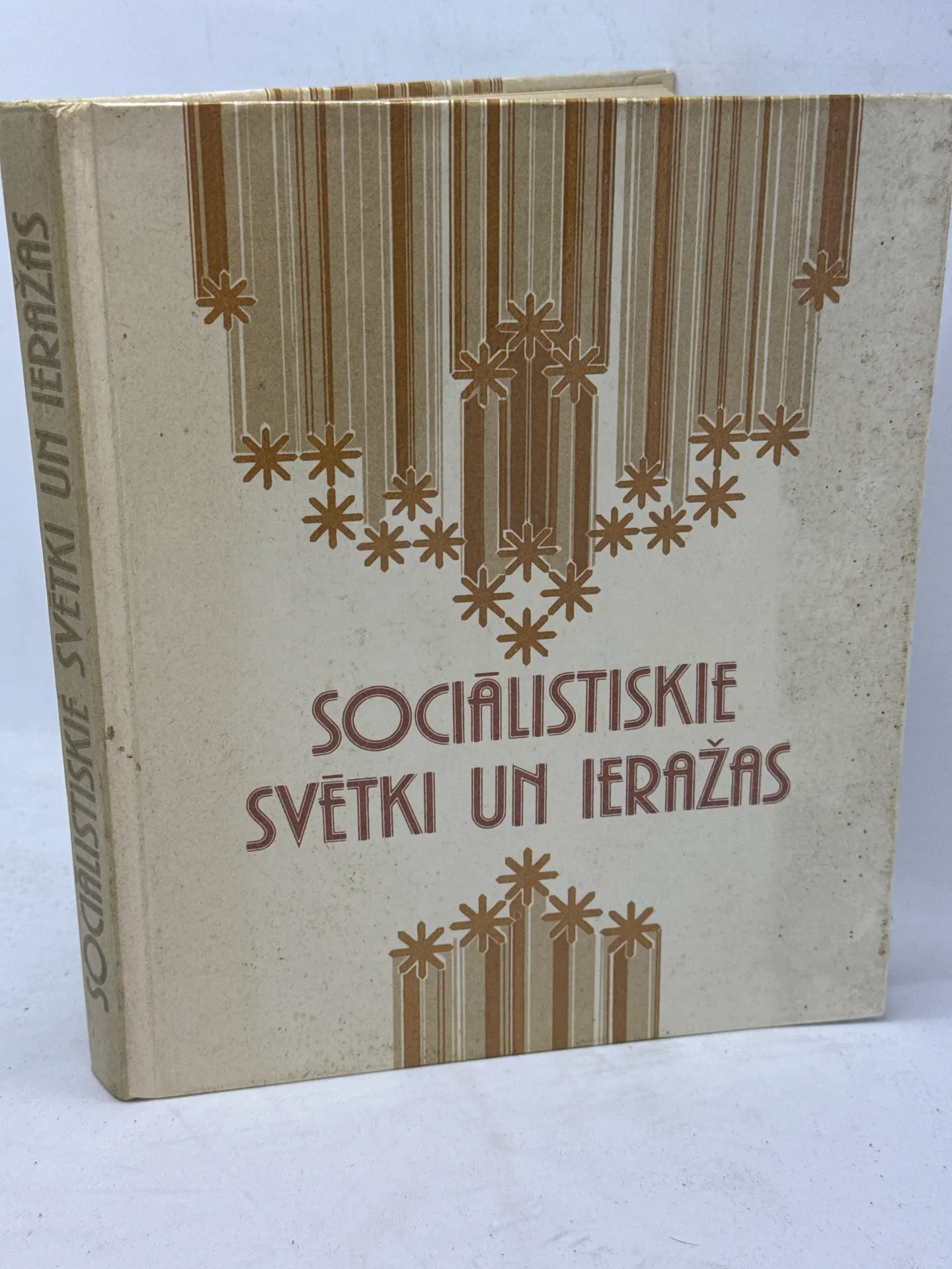 SOCIALISTISKIE SVĒTKI UN IERĀŽAS"