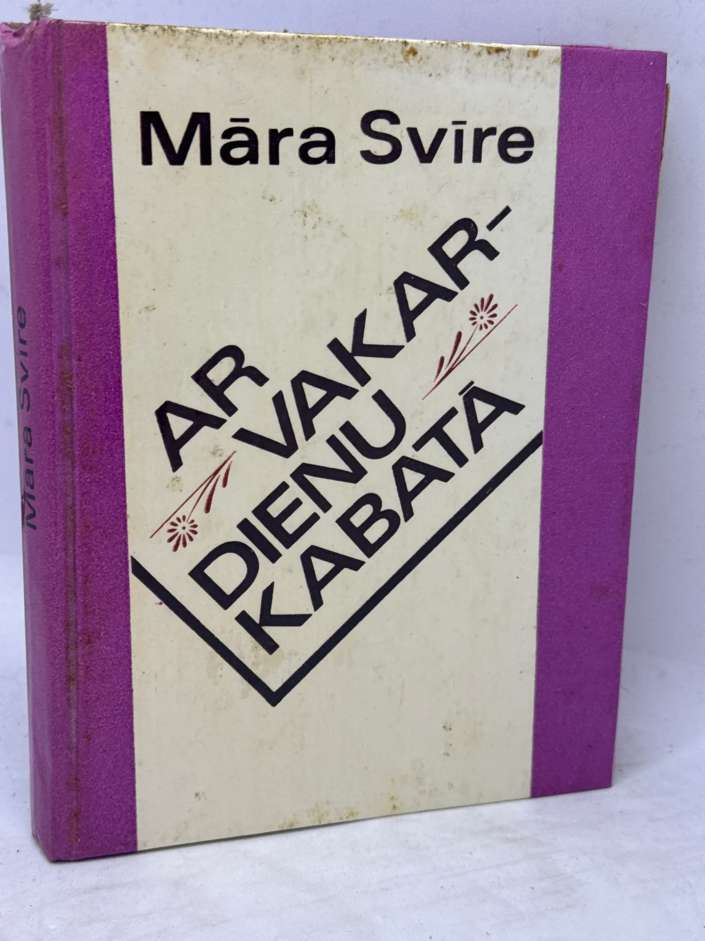 Grāmata 'Ar vakardienu kabatā' by Māra Svire