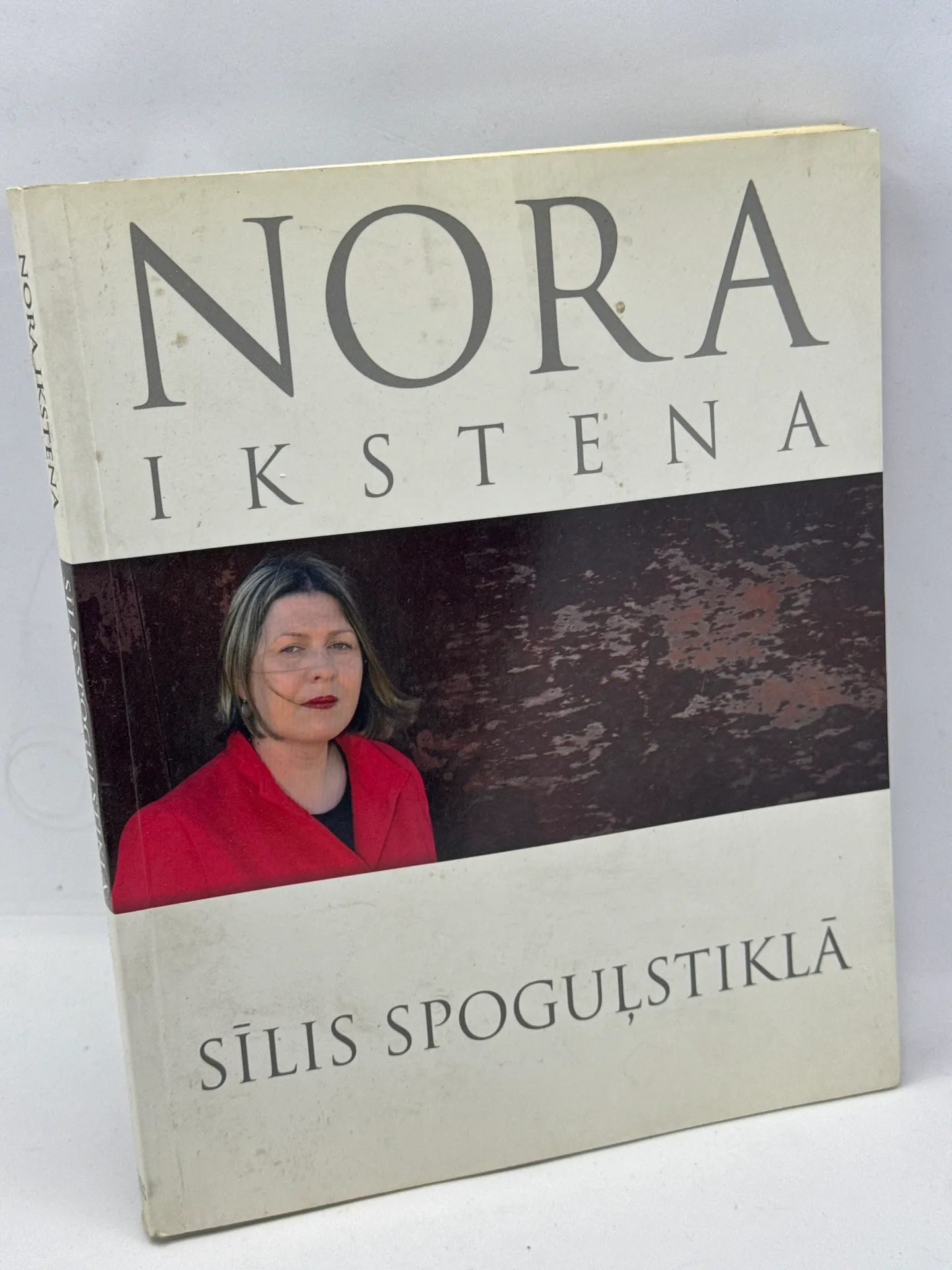 Nora Ikstena - Sīlis spoguļstiklā