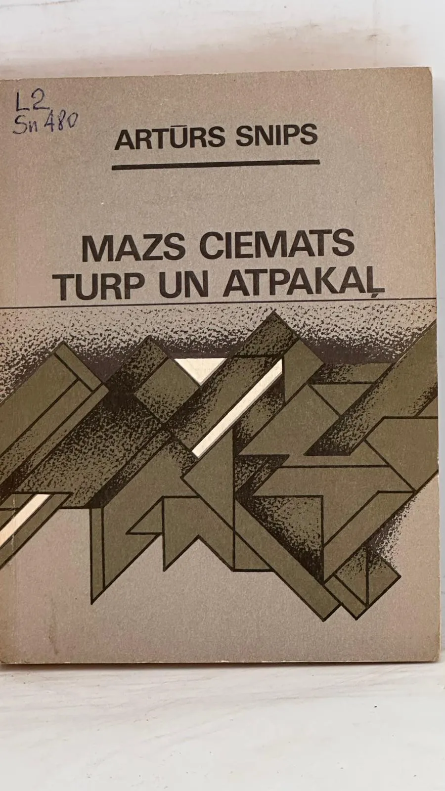 Grāmata 'Mazs ciemats turp un atpakaļ' Artūrs Snips