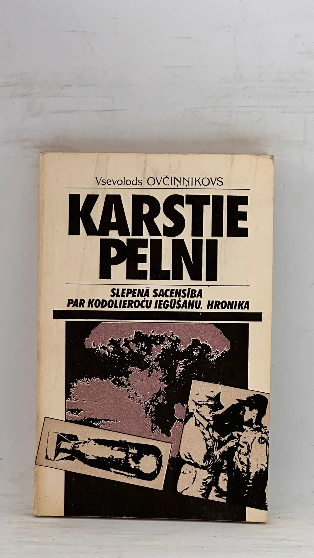 Karstie pelni: Slepenā sacensība par kodolieroču iegūšanu. Hronika