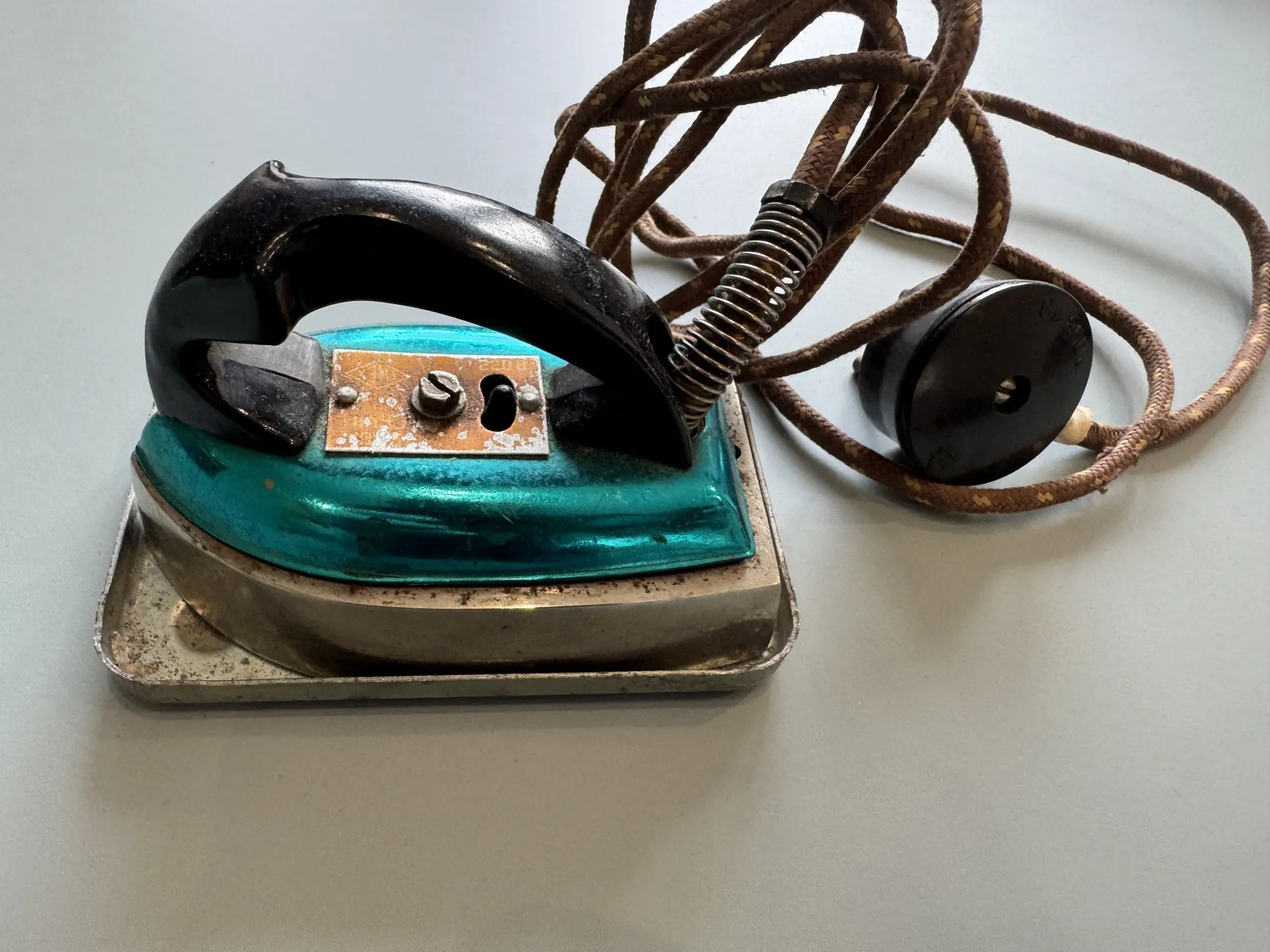 Vintage gludeklis ar elektrisko kabeli