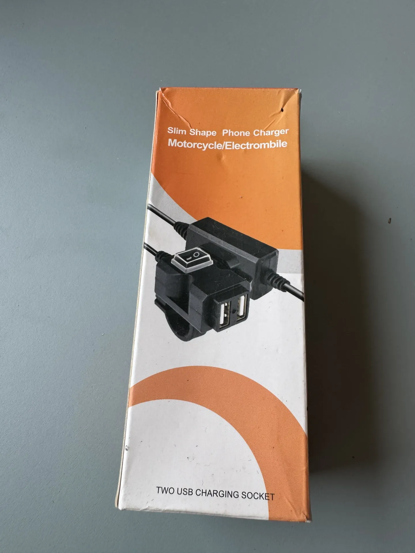 Motocikla vai elektromobiļa lādētājs ar diviem USB pieslēgvietām