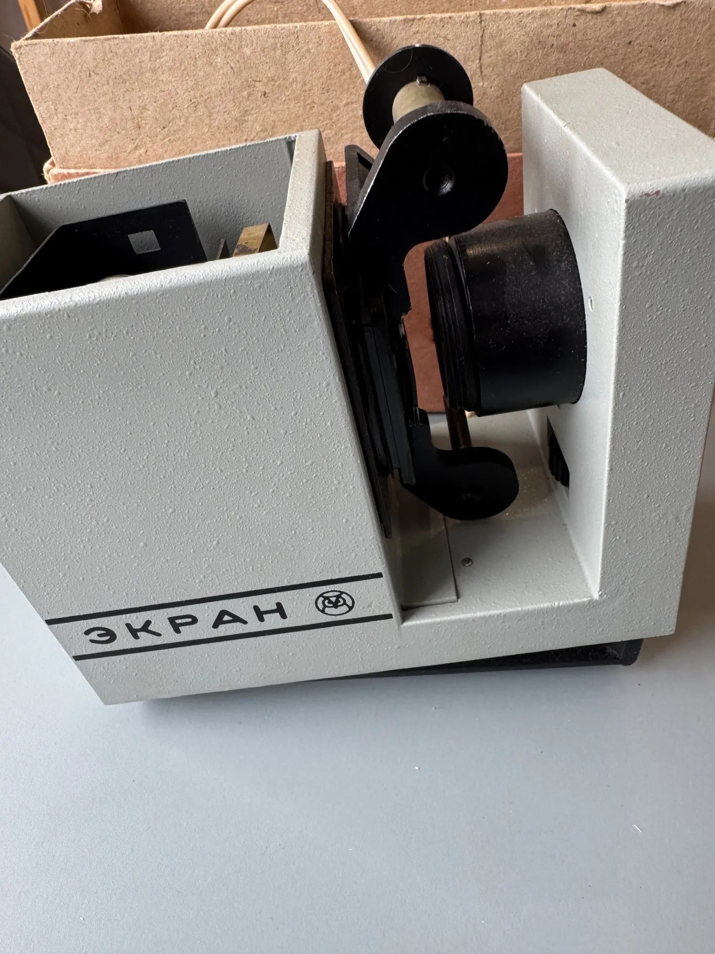 Retro stila filmu projektors 'ЭKPAH'