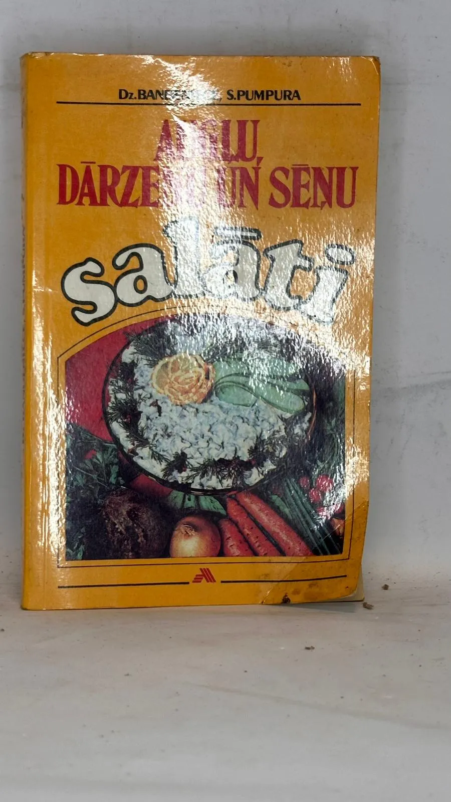Dz. Bandas un S. Pumpura "Dažu, darzeņu un senu salāti"