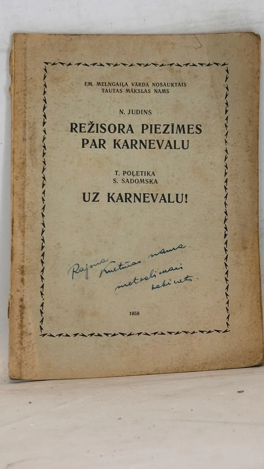 Reti grāmatas "Režisora piezīmes par karnevalu"
