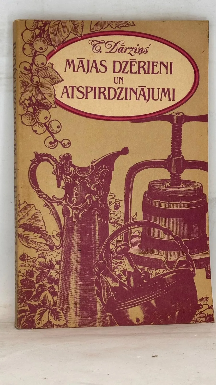 Vintage grāmata 'Mājas dzērieni un atsirdzinājumi'