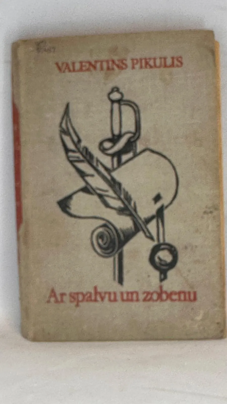 Grāmata 'Ar spalvu un zobenu' - Valentīns Pikulss