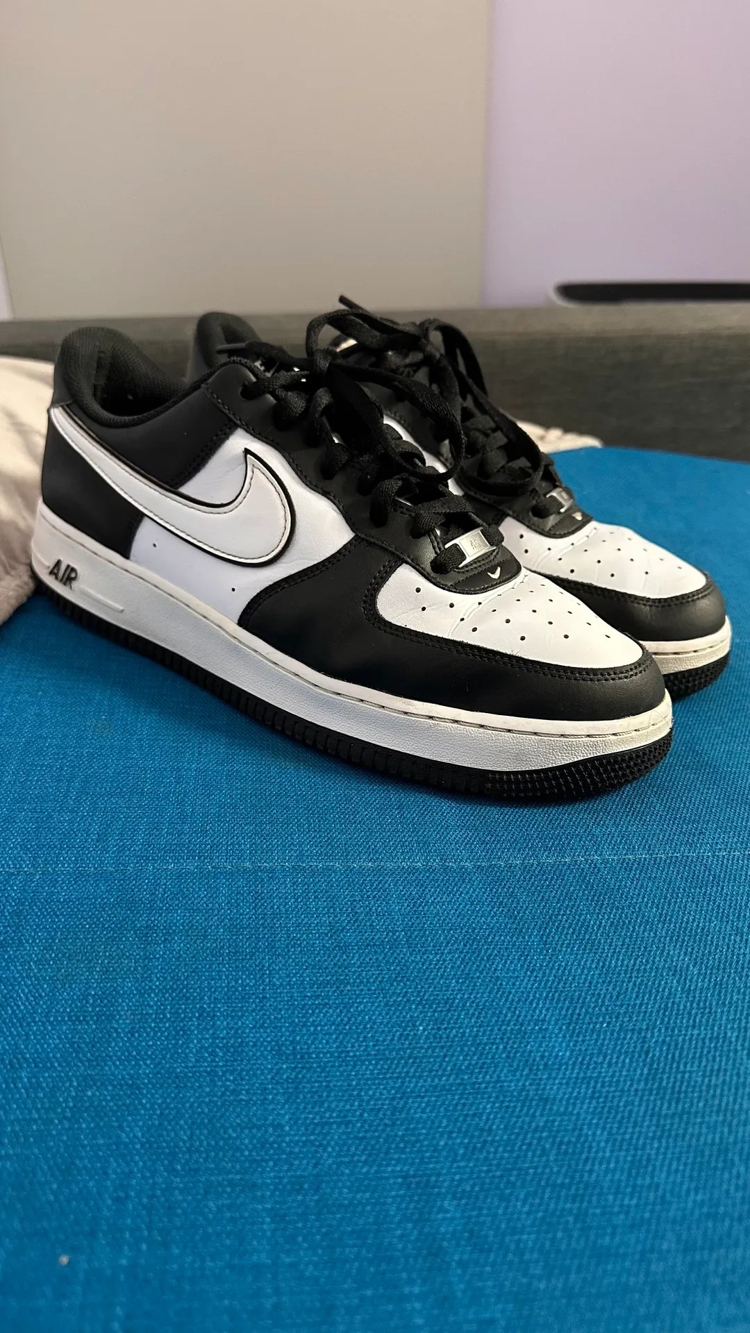 Nike Air Force 1 - melnbaltas