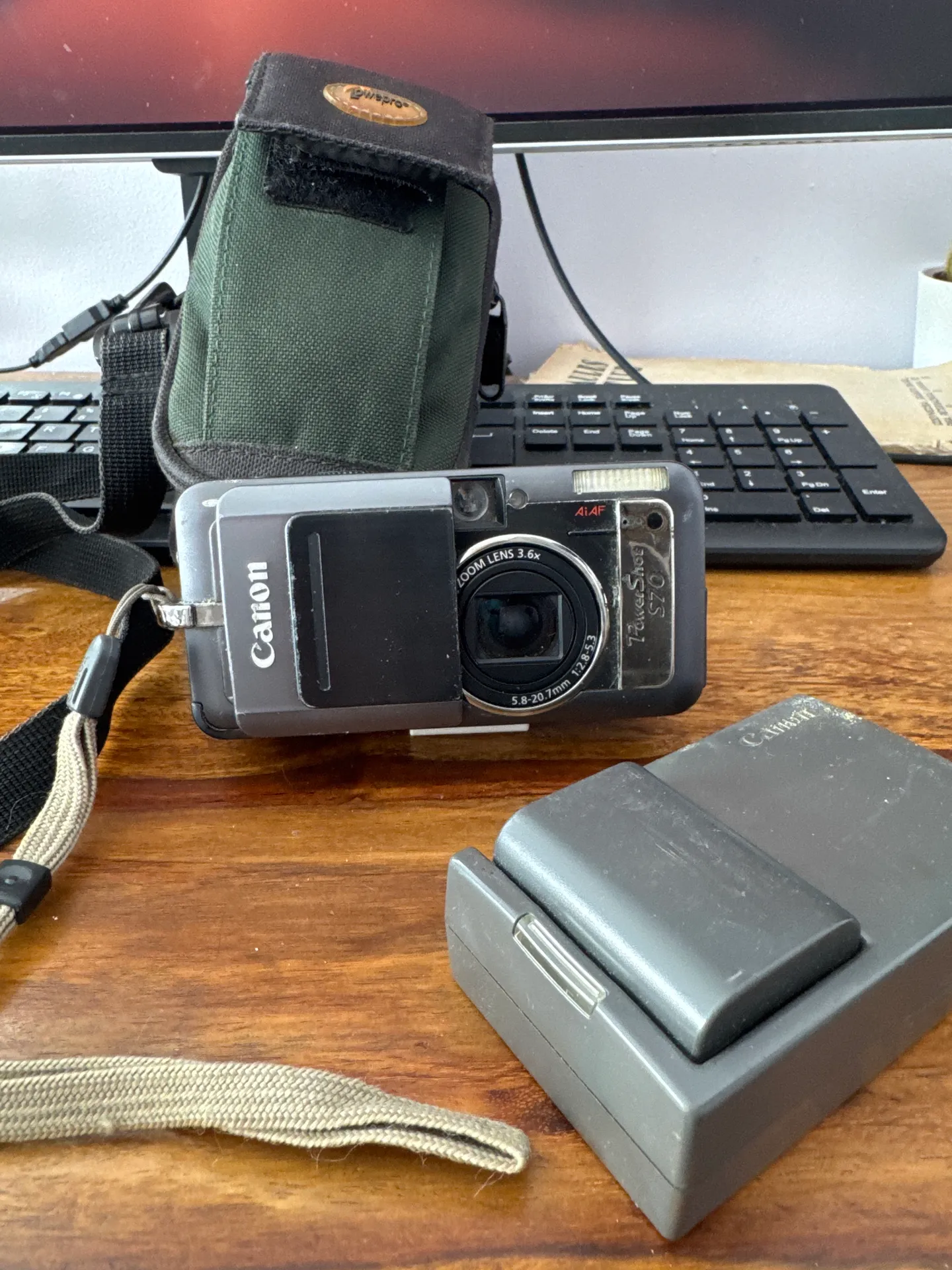 Canon fotoaparāts ar aksesuāriem
