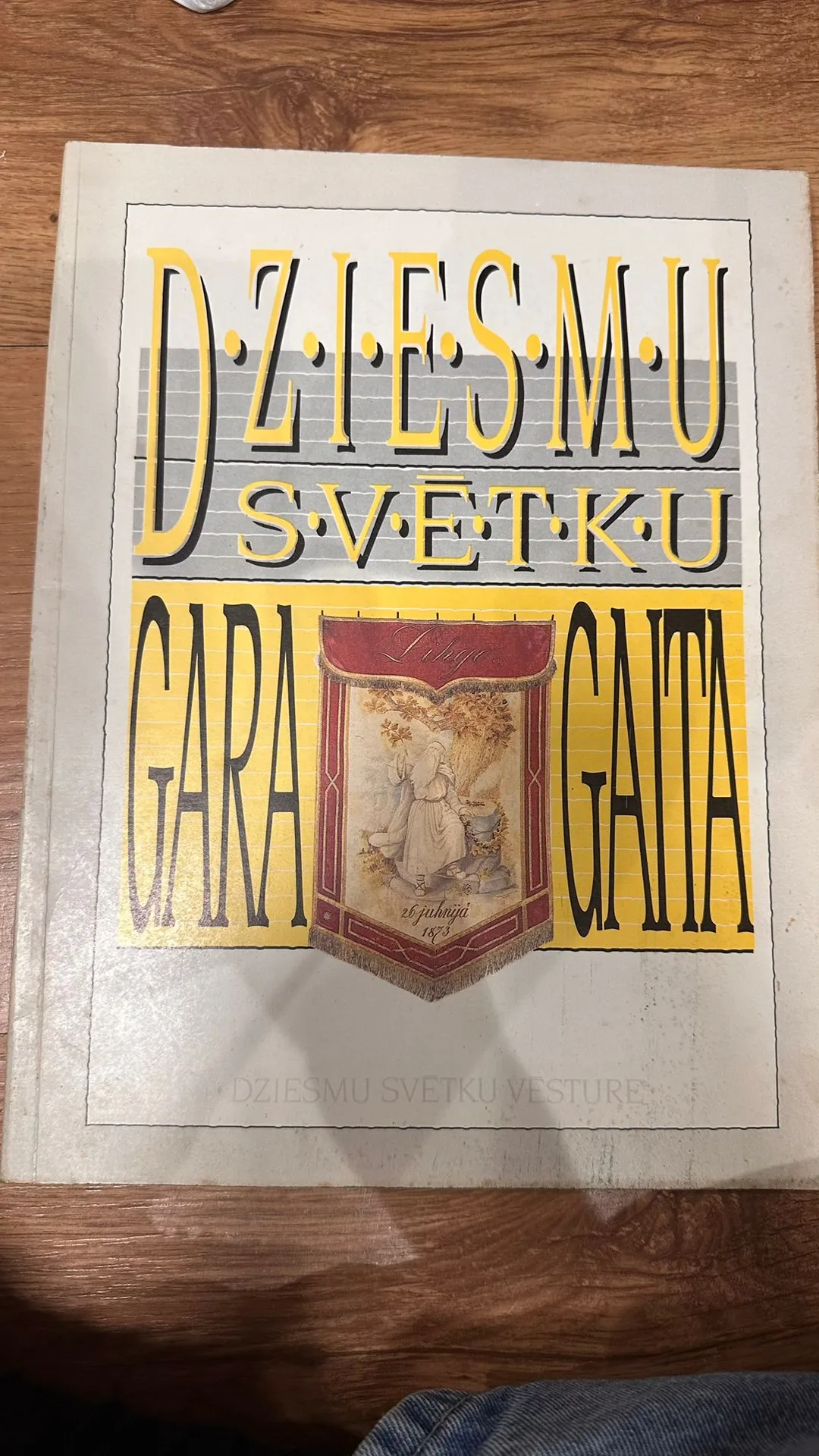 Grāmata "Dziesmu svētku garā gaita"