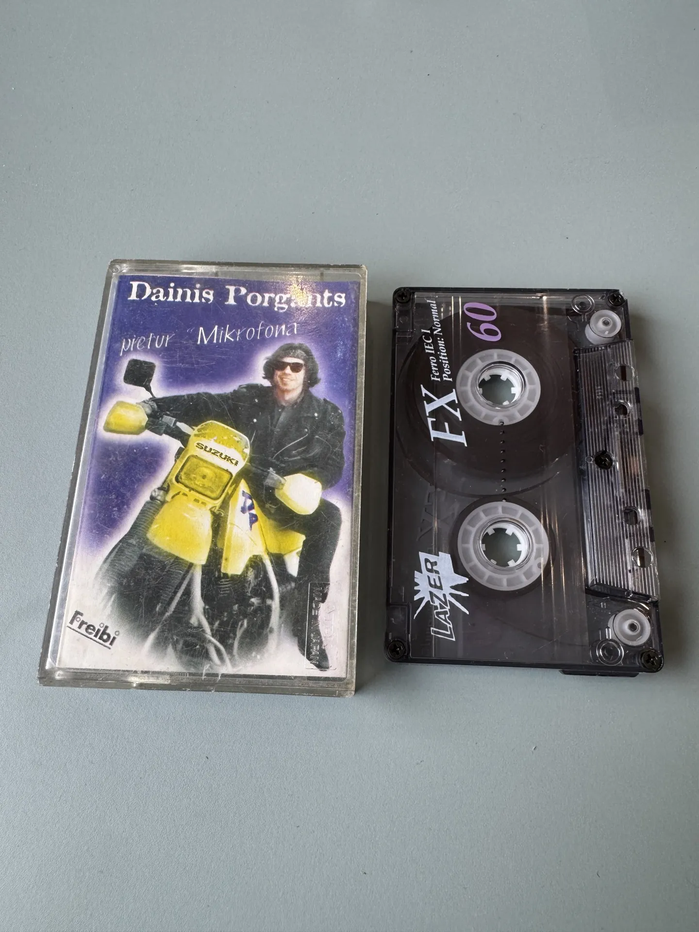 Retro mūzikas kasešu kolekcija - iekšā citas dziesmas