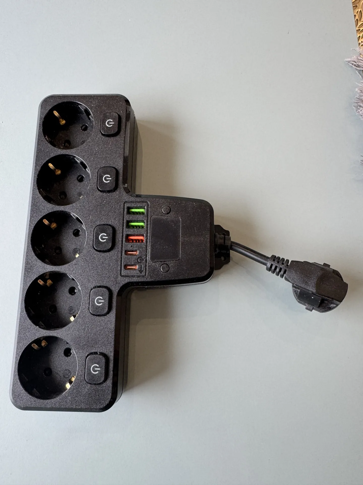 Izmanāmais elektrības rozetes pagarinātājs ar slēdžiem