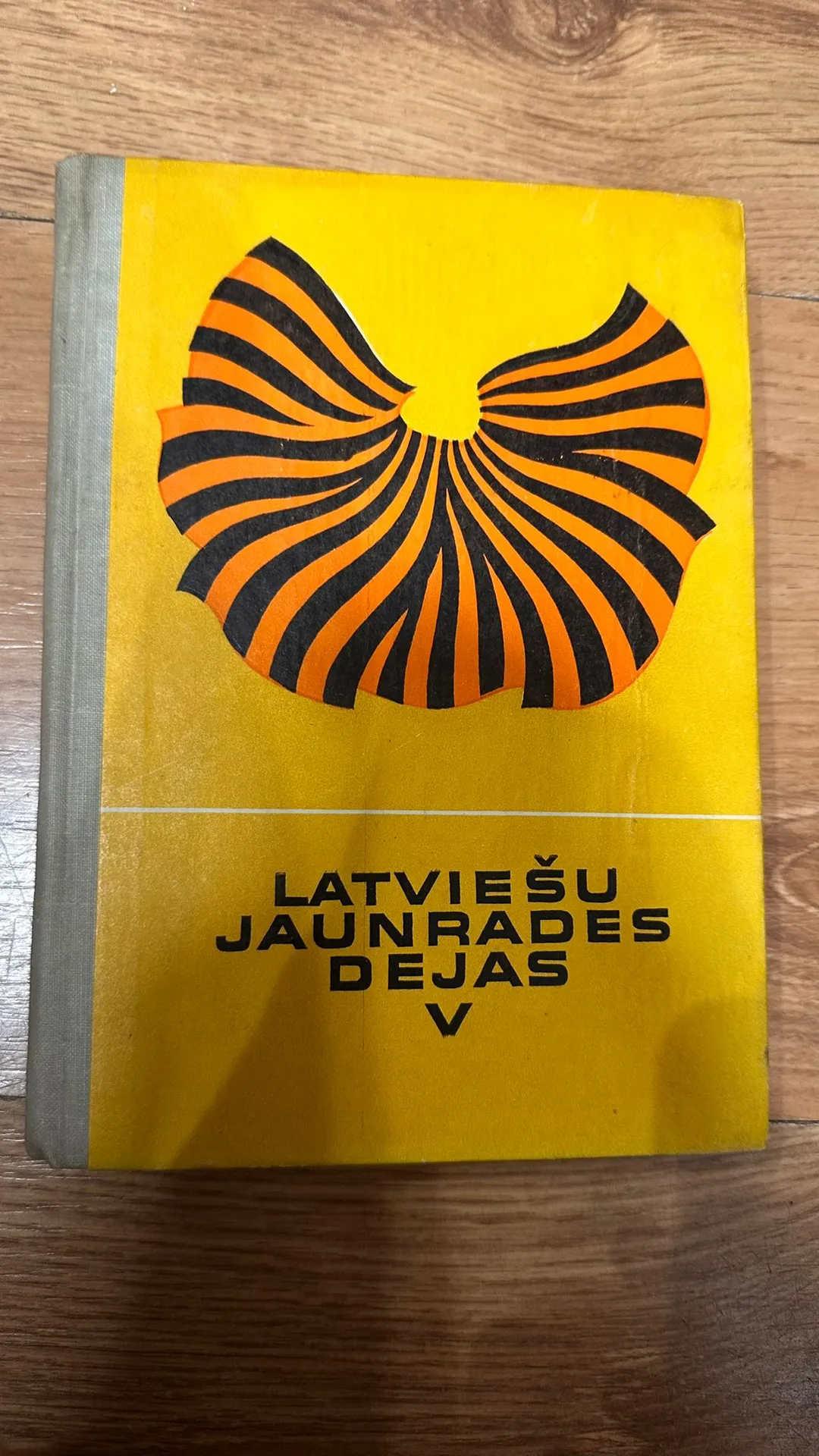 Latviešu jaunrades dejas V