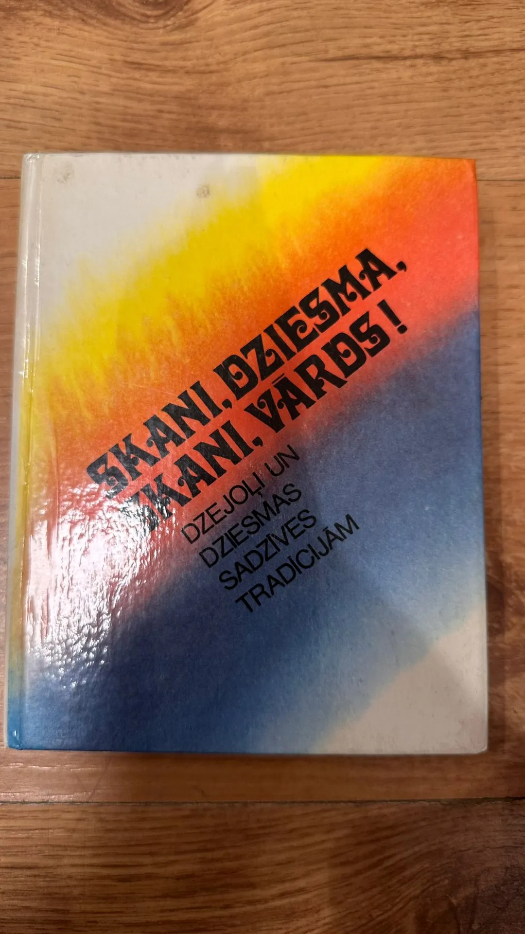 Dziesmu grāmata ar tradicionālām dziesmām