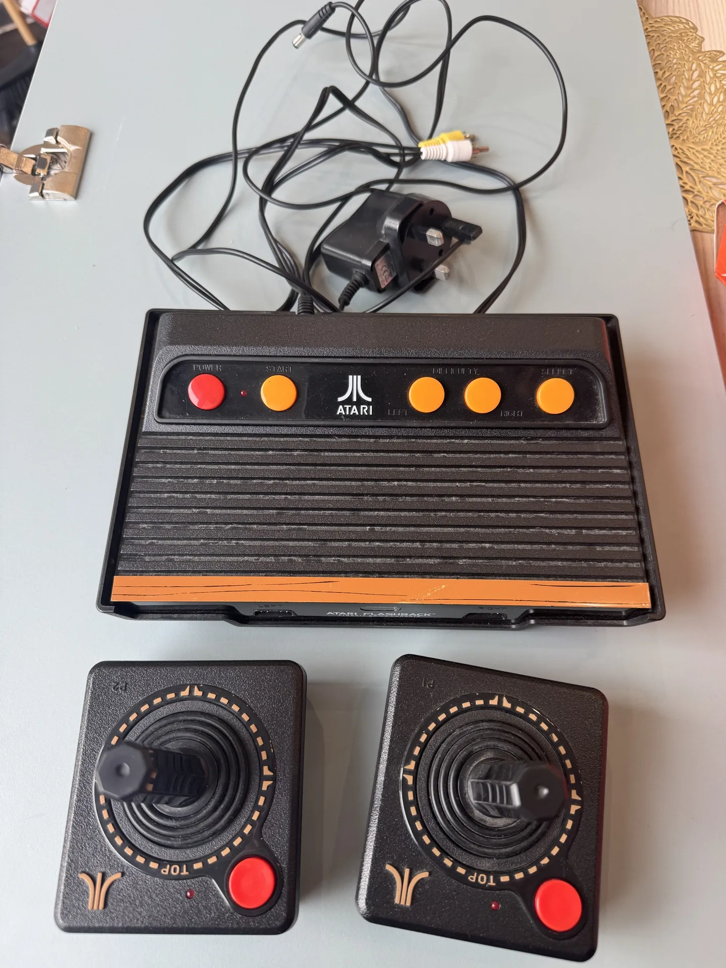 Atari spēļu konsole ar aksesuāriem