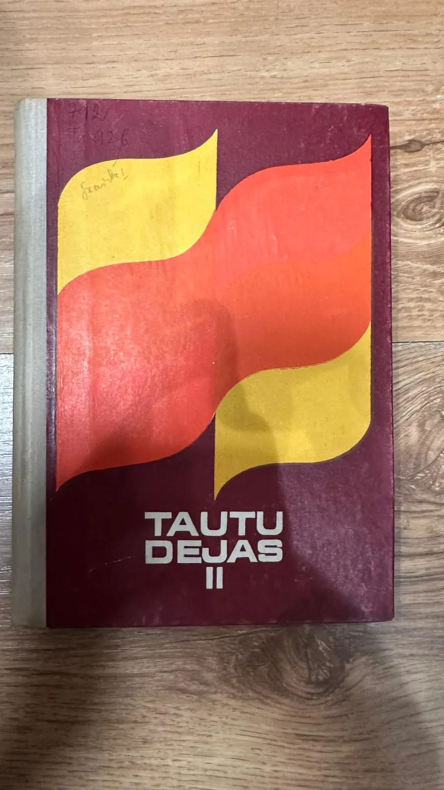 Grāmata "Tautu dejas II" - vērtīga kolekcija!